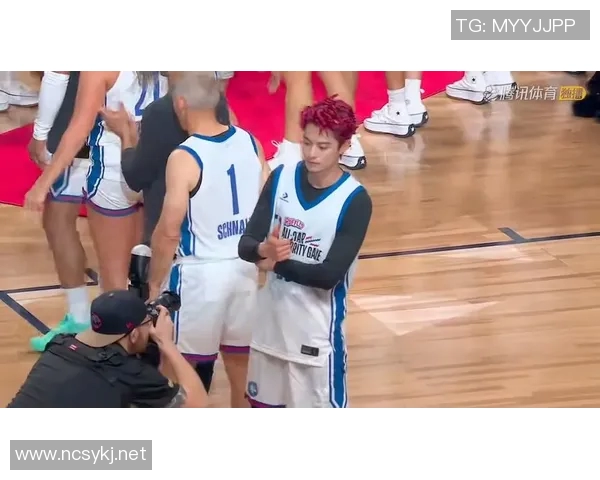 红发吸睛！腾讯NBA体验官王鹤棣第三次出战全明星名人赛 造型亮眼现身赛场